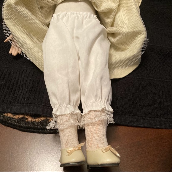 Vintage Brass Key Collectible Porcelain Doll (Reg.No PA2346) with Stand - Picture 11 of 16